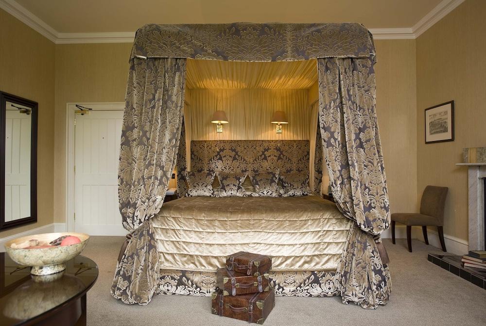 Mar Hall Golf & Spa Resort Бишъптън Екстериор снимка A four-poster bed