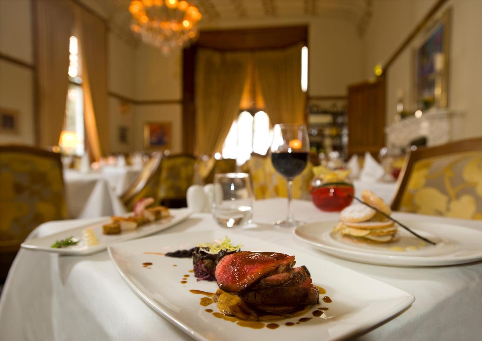 Mar Hall Golf & Spa Resort Бишъптън Екстериор снимка A meal at the restaurant