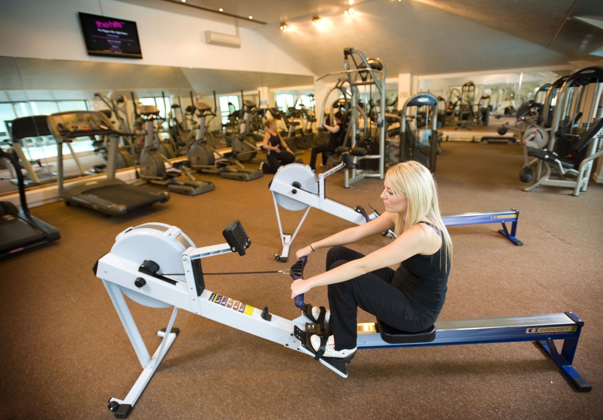 Mar Hall Golf & Spa Resort Бишъптън Съоръжения снимка A woman using a Concept 2 model C indoor rowing machine